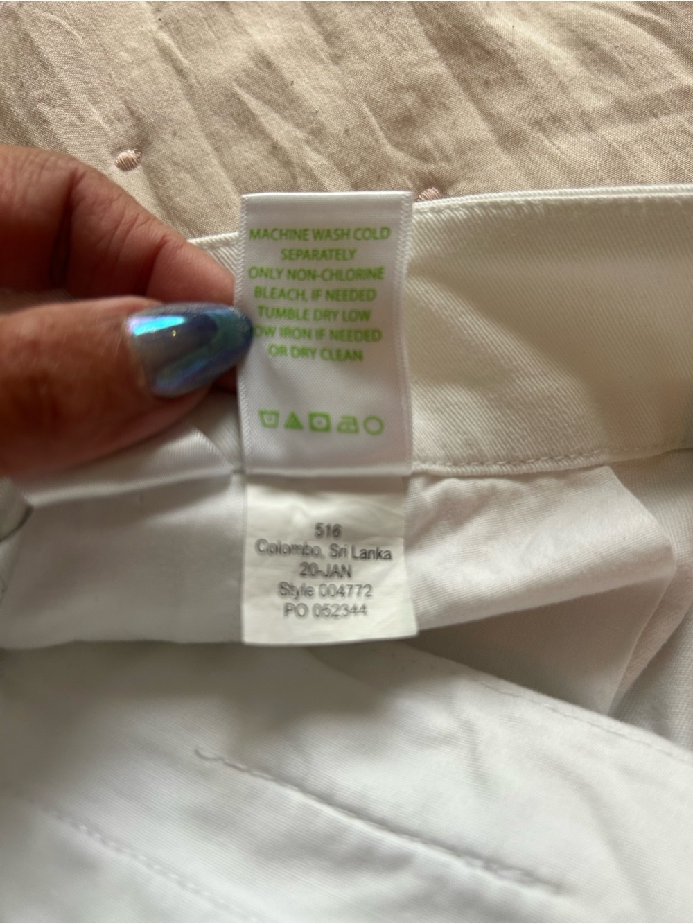 BNWOT Lilly Pulitzer 7" Shara Mid-Rise Stretch Shorts in Resort White - Picture 7 of 7